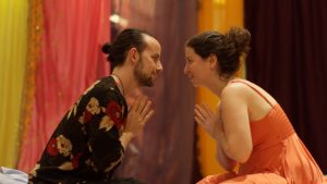 Exercice en miroir à deux, mains levées face à face, stage de tantra