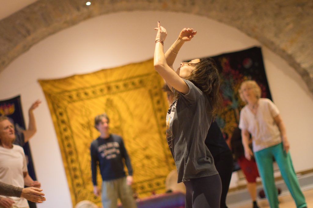 Danse au centre du groupe lors d'un stage Tantr'Âme et Corps