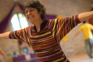 Expression libre bras ouverts lors d'un stage Tantr'Âme et Corps