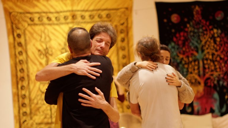 Étreinte collective entre participants d'un stage de tantra