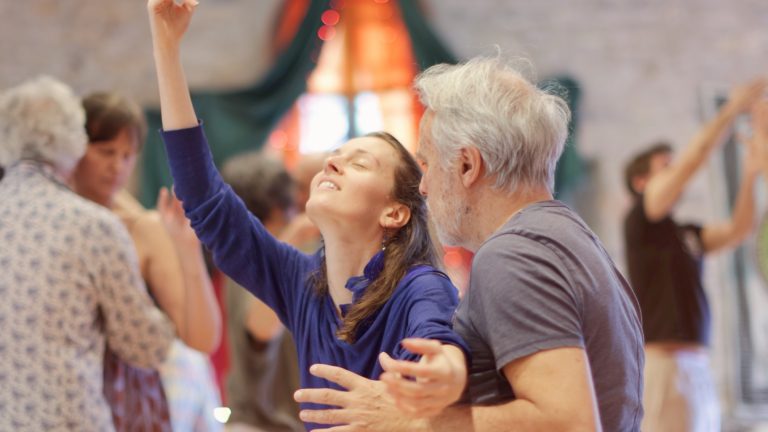 Participante les yeux fermés dans une méditation en mouvement, stage Tantra Intégral