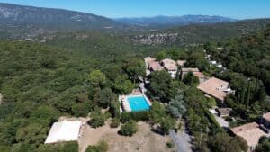 Vue aérienne du Hameau de l'Étoile, entre garrigue et collines, pendant le TantrÂmour Festival 2026